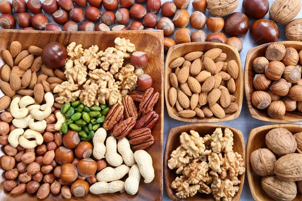 Ahşap kase fındık çeşitleri... Sağlıklı gıda.