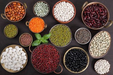 Fasulye, bezelye ve mercimek metal kâse içinde. Süper yiyecek.