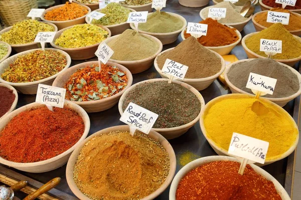 Renkli baharat ve otlar geleneksel sokak pazarında.