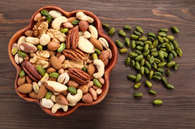 Ahşap kase fındık çeşitleri... Sağlıklı gıda.