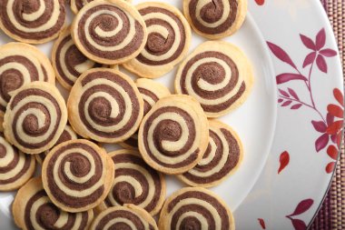 Tatlı ev yapımı bisküvi çikolata ile plaka üzerinde rulo..