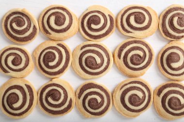 Tatlı ev yapımı bisküvi çikolata ile ahşap arka plan üzerinde rulo..