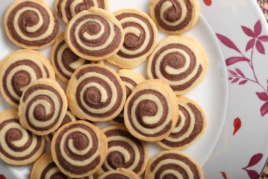 Tatlı ev yapımı bisküvi çikolata ile plaka üzerinde rulo..