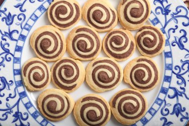 Tatlı ev yapımı bisküvi çikolata ile plaka üzerinde rulo..