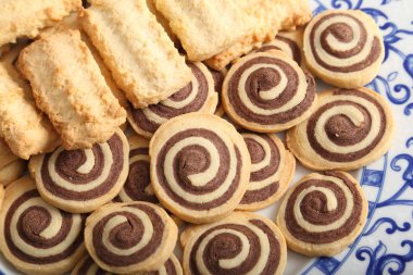 Tatlı ev yapımı bisküvi çikolata ile plaka üzerinde rulo..