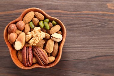 Ahşap kase fındık çeşitleri. Sağlıklı gıda.