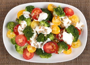 Renkli domates, brokoli, Ayçekirdeği ve sarımsak sosu, taze salata.