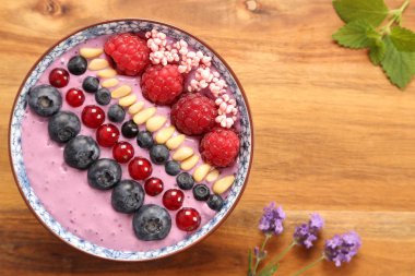 Blueberry smoothie kaseyle ahududu, kuş üzümü, çam fıstığı, yaban mersini, darı bulamaç.