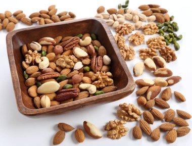 Ahşap kase fındık çeşitleri. Sağlıklı gıda.