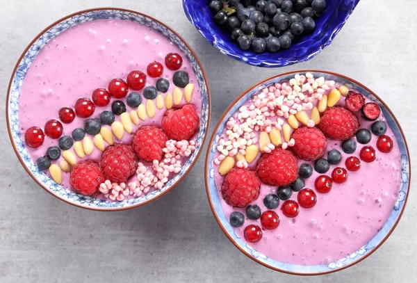 Bosbessen Smoothie Kom Met Frambozen Pijnboompitten Aalbessen Bosbessen Gierst Pap — Stockfoto