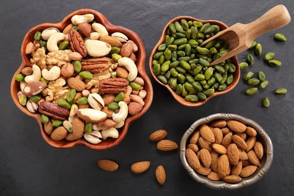 Verschiedene Arten Von Nüssen Holzschalen Gesunde Ernährung Ansicht Von Oben — Stockfoto