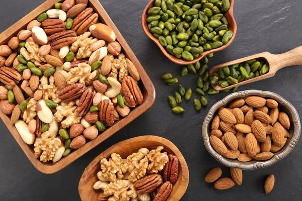 Verschillende Soorten Noten Houten Kommen Gezonde Voeding Bovenaanzicht — Stockfoto