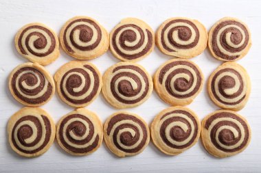 Tatlı ev yapımı bisküvi çikolata ile ahşap arka plan üzerinde rulo..