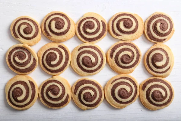 Tatlı ev yapımı bisküvi çikolata ile ahşap arka plan üzerinde rulo..