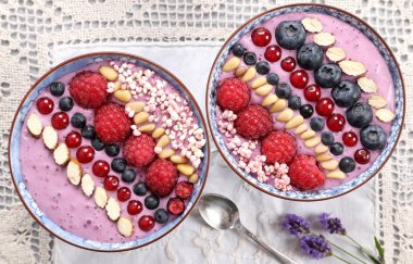 Blueberry smoothie kaseyle ahududu, kuş üzümü, çam fıstığı, yaban mersini, darı bulamaç.