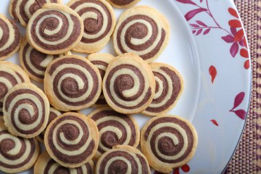 Tatlı ev yapımı bisküvi çikolata ile plaka üzerinde rulo..