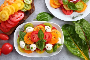 Renkli domates, mozzarella peyniri ve fesleğen salata. Üstten görünüm.