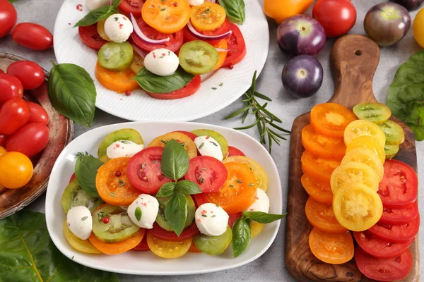 Sałatka Kolorowe Pomidory Ser Mozzarella Bazylii Widok Góry — Zdjęcie stockowe