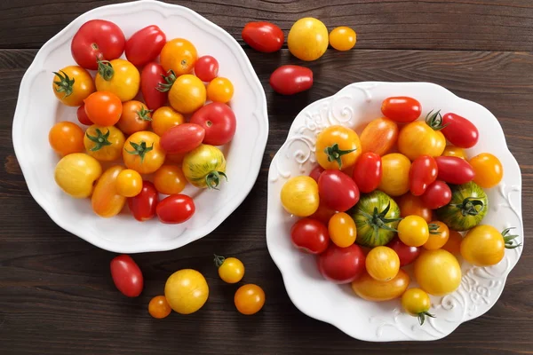 白色盘子上的五颜六色的西红柿 顶部视图 — 图库照片
