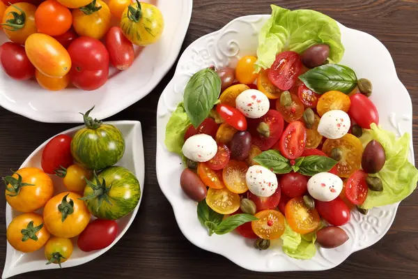 Salade Van Kleurrijke Tomaten Mozzarella Kaas Olijven Kappertjes Basilicum Bovenaanzicht — Stockfoto