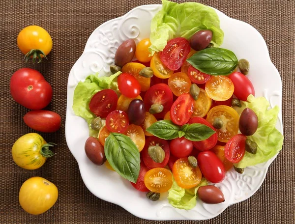 Sałatka Kolorowe Pomidory Oliwki Kaparami Bazylią Widok Góry — Zdjęcie stockowe