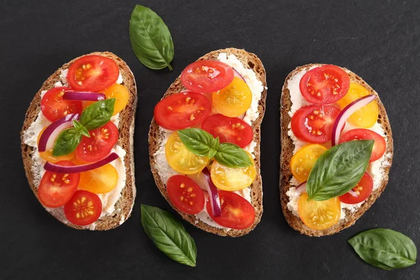 Sandwiches Cheese Colorful Tomatoes Basil Onions Top View — Stock Photo, Image
