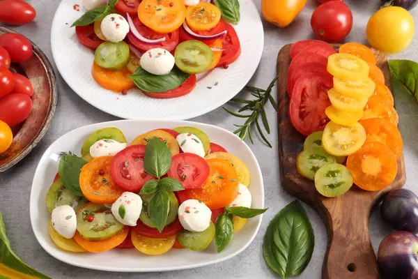 Sałatka Pomidorów Kolorowe Pomidory Krojone Drewniana Deska Krojenia — Zdjęcie stockowe