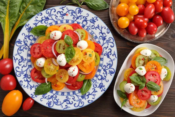 Salade Van Kleurrijke Tomaten Met Basilicum Mozzarella Kaas Bovenaanzicht — Stockfoto