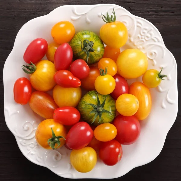 Tomates Coloridos Plato Blanco Vista Superior — Foto de Stock