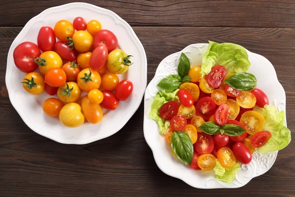 五颜六色的西红柿和罗勒沙拉 顶部视图 — 图库照片
