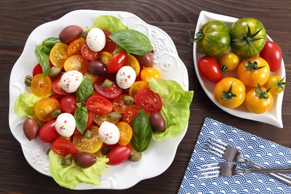 Sałatka Mozzarellą Kolorowe Pomidory Oliwki Kapary Bazylia Widok Góry — Zdjęcie stockowe