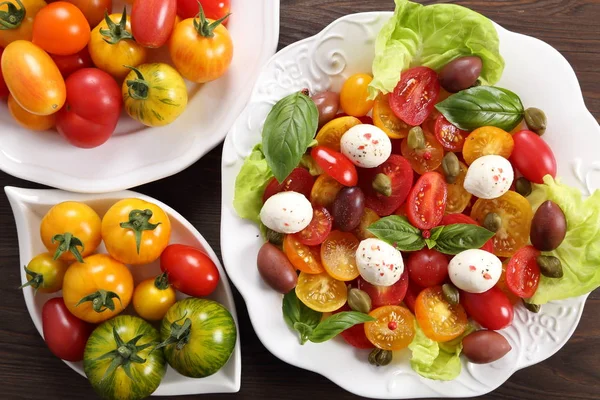 Sałatka Mozzarellą Kolorowe Pomidory Oliwki Kapary Bazylia Widok Góry — Zdjęcie stockowe