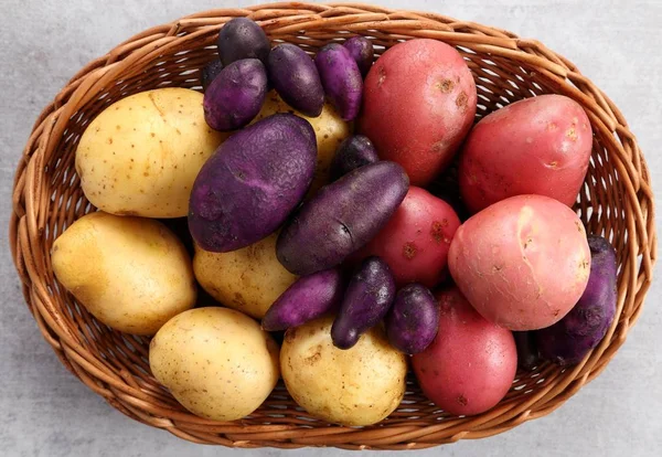 Diferentes Variedades Batatas Rosa Amarelo Roxo Uma Cesta Vime Vista — Fotografia de Stock
