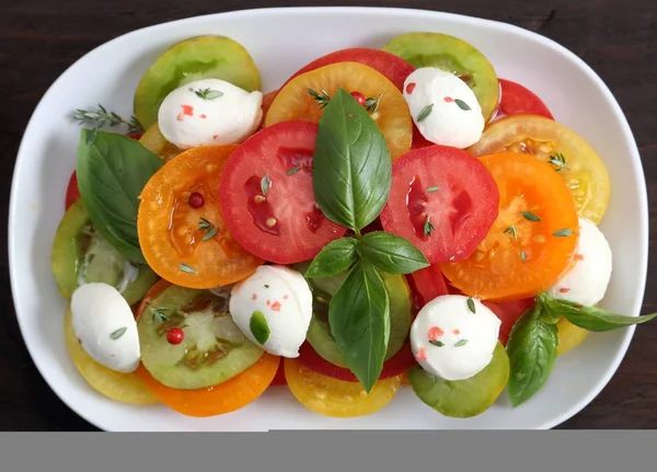 Salade Van Kleurrijke Tomaten Met Basilicum Mozzarella Kaas Bovenaanzicht — Stockfoto