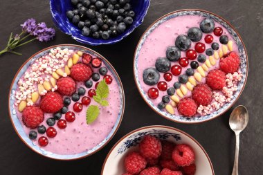 Blueberry smoothie kaseyle ahududu, kuş üzümü, çam fıstığı, yaban mersini, darı bulamaç.