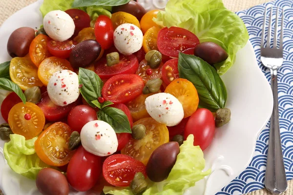 Salade Tomates Colorées Fromage Mozzarella Olives Câpres Basilic Vue Dessus — Photo