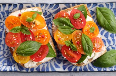 Peynir, domates ve fesleğen ile kepekli ekmek sandviç. Üstten görünüm.