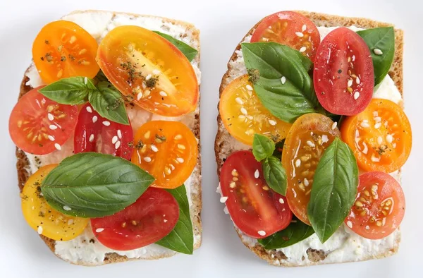 Peynir Domates Fesleğen Ile Kepekli Ekmek Sandviç Üstten Görünüm — Stok fotoğraf