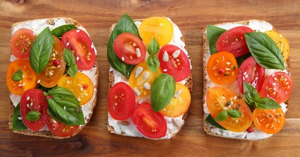 Wholemeal Bread Sandwiches Cheese Tomatoes Basil Top View — Stock Photo, Image