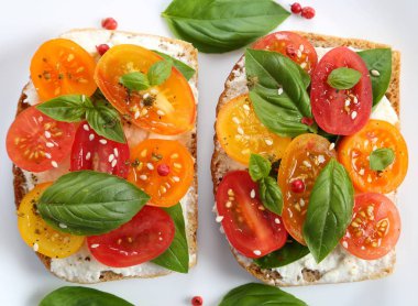 Peynir, domates ve fesleğen ile kepekli ekmek sandviç. Üstten görünüm.