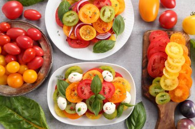 Ahşap Doğrama tahtası dilimlenmiş domates salatası ve renkli domates.
