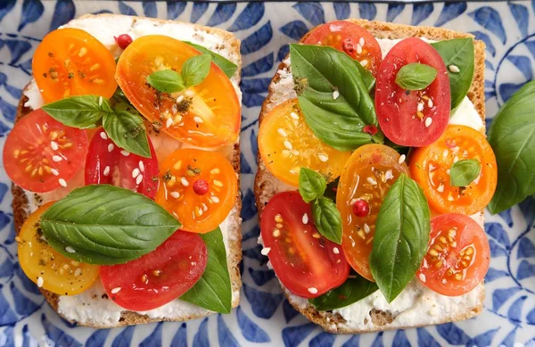 Wholemeal Bread Sandwiches Cheese Tomatoes Basil Top View — Stock Photo, Image