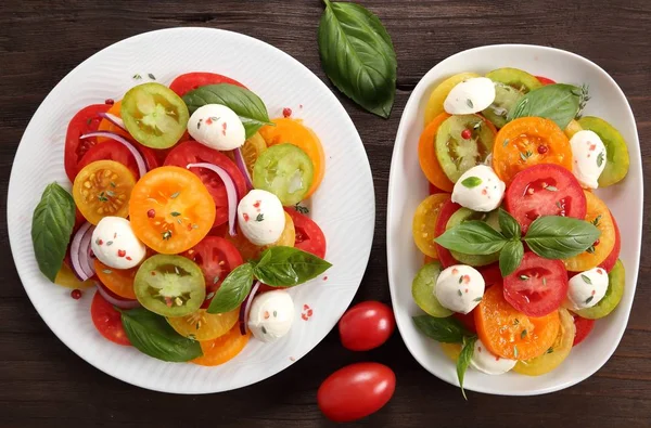 Salade Van Kleurrijke Tomaten Met Basilicum Mozzarella Kaas Bovenaanzicht — Stockfoto