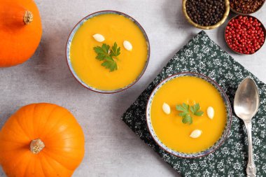 Balkabağı çorbası kase gri arka plan üzerinde. Üstten görünüm.