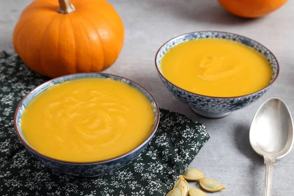 Sopa Calabaza Cuencos Sobre Fondo Gris —  Fotos de Stock