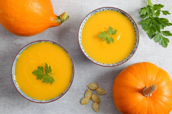 Sopa Calabaza Cuencos Sobre Fondo Gris Vista Superior —  Fotos de Stock