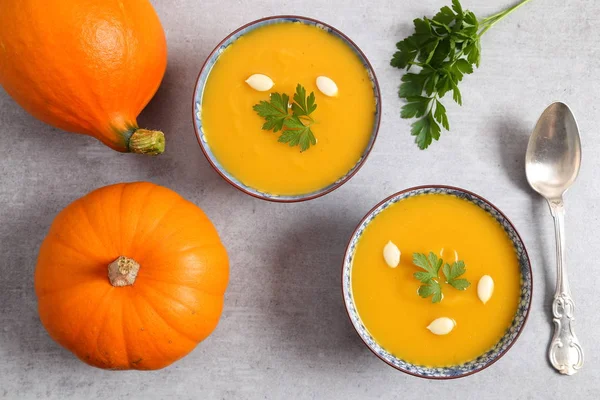 Sopa Calabaza Cuencos Sobre Fondo Gris Vista Superior — Foto de Stock