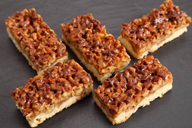 Karamelize ceviz shortcrust pasta üzerinde. 