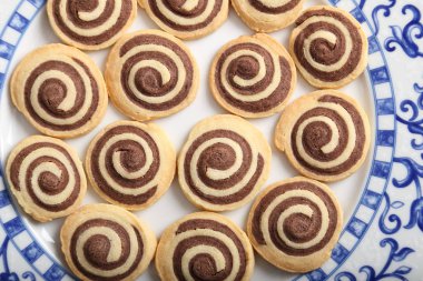 Tatlı ev yapımı bisküvi çikolata ile plaka üzerinde rulo..