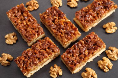 Ceviz shortcrust pasta üzerinde karamelize. Üstten görünüm.